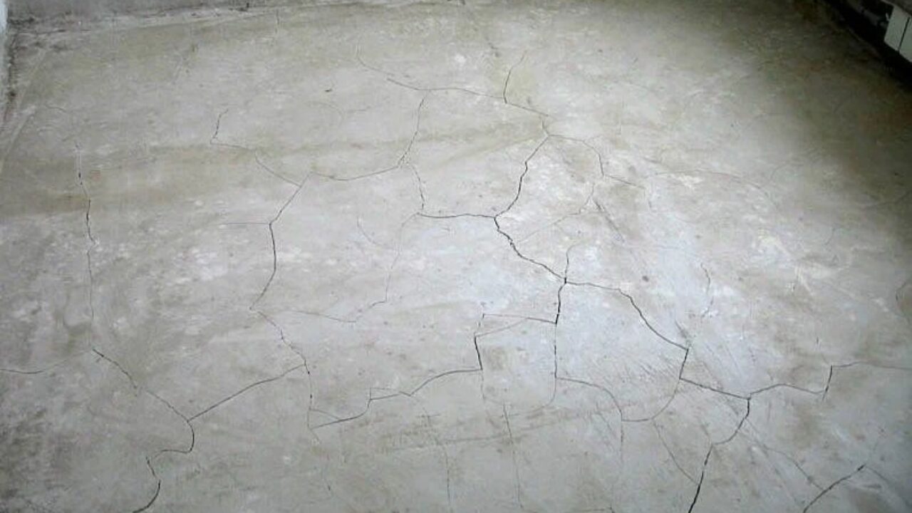 Трещины в стяжке. Цементно-Песчаная стяжка пола трещины. Усадочные трещины на стяжке. Усадочные трещины железобетонной плиты. Мелкие трещины в бетоне.