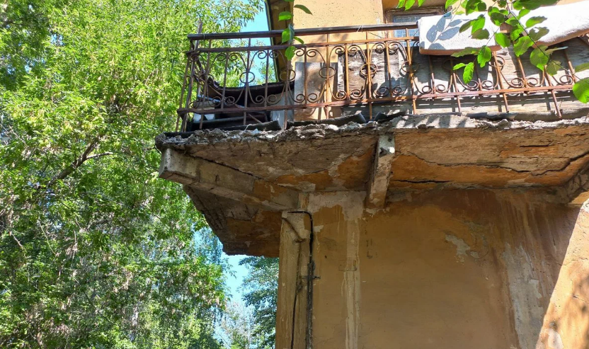 разрушающийся балкон